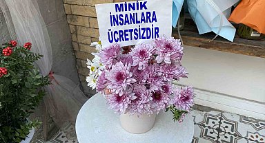 Bir saksıya ayırdığı çiçekleri küçük çocuklar için ücretsiz yaptı