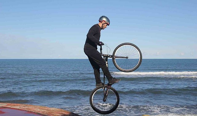 Bisiklet tutkunu gençten nefes kesen gösteri: Sahil kayalıkları parkuru oldu