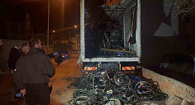 Bisiklet yüklü kamyonda çıkan yangının sebebi araştırılıyor