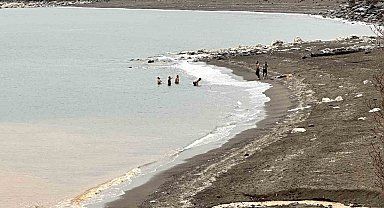 Bitlis'te bir yanda kar esareti, bir yanda su keyfi