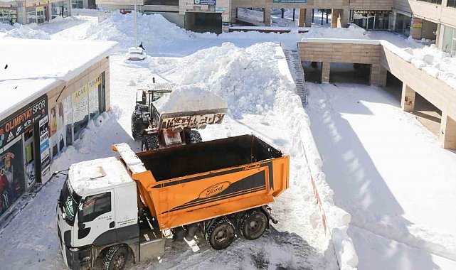 Bitlis'te biriken karlar kamyonlarla taşınıyor