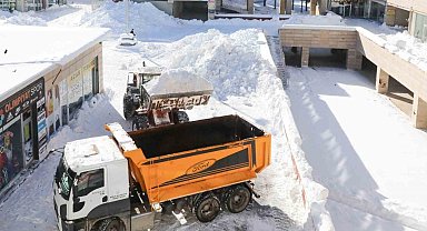 Bitlis'te biriken karlar kamyonlarla taşınıyor