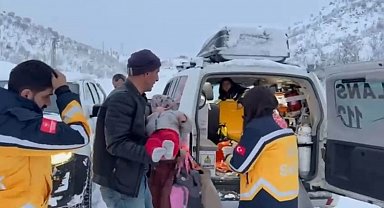 Böbrek rahatsızlığı olan 3 yaşındaki çocuk ambulansa ulaştırıldı