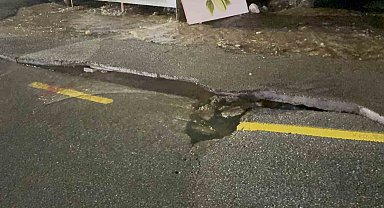 Bodrum'da ana su hattı patladı, yol çöktü