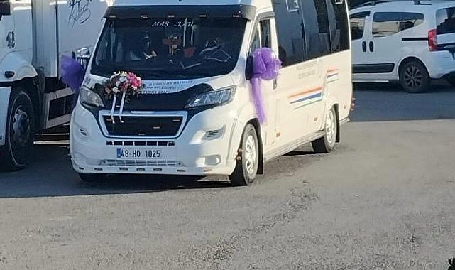 Bodrum'da gelin dolmuşu ilçe sokaklarını şenlik alanına çevirdi