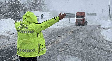 Bolu Dağı'nda D-100 kara yolunun İstanbul yönü ağır tonajlı araç trafiğine kapatıldı