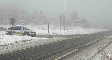 Bolu Dağı'nda kar yağışı etkili oluyor: Kar kalınlığı 20 santimetreye ulaştı