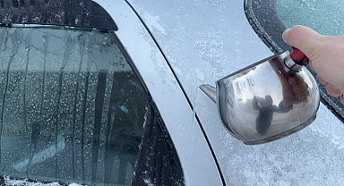 Bolu eksi 16 dereceyle buz kesti, araçların kapıları dondu