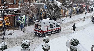 Bolu'da bir ambulansın karla imtihanı kamerada