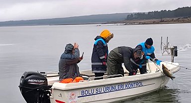 Bolu'da gölün ortasında 500 metrelik kaçak ağ ele geçirildi