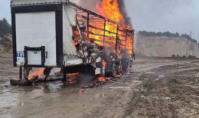 Bolu'da kağıt yüklü dorse alev topuna döndü