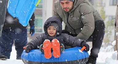 Bolu'da kar yağışının tadını çocuklar çıkardı: Parklar kayak pistine döndü