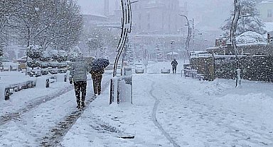 Bolu'da mevsimin ilk kar yağışıyla kent beyaza büründü