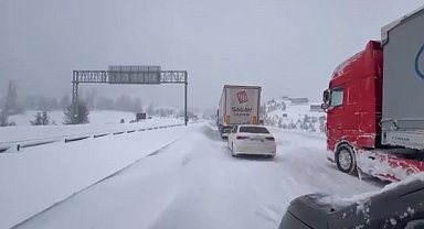 Bolu'da yoğun karda tırlar rampayı çıkamadı: Gerede-Samsun yolu ulaşıma kapandı