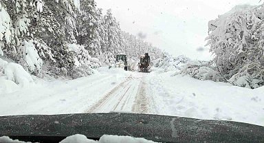 Bolu'nun Mengen ilçesinde hummalı çalışma: 18 köy yolu ulaşıma kapalı
