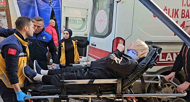 Bozuk zeminde ayağı takılan kadın yere düşerek yaralandı