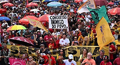 Brezilya'da binlerce kişi Bolsonaro için ceza indirimine karşı sokakta