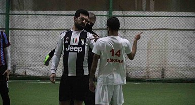 Bu maçta pas işaret dili ile isteniyor, 'gol' sesi çıkmıyor