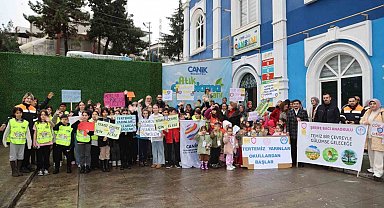 Bu markette para geçmiyor, gençler çevre bilinci kazanıyor