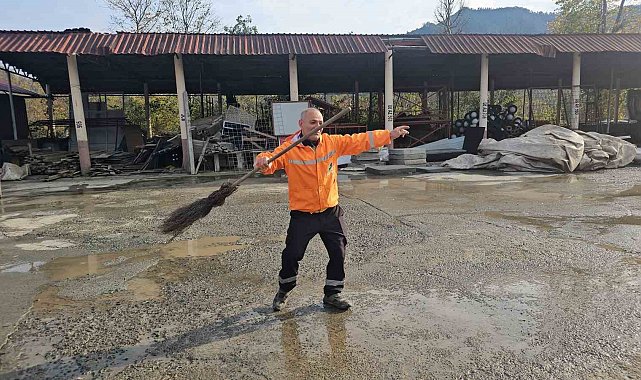 Bu temizlik görevlisi müzik sesine dayanamıyor