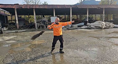 Bu temizlik görevlisi müzik sesine dayanamıyor