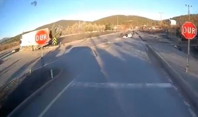 Burdur'da otomobil ile kamyon çarpıştı: Kaza anı kamerada
