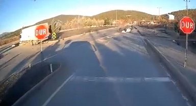 Burdur'da otomobil ile kamyon çarpıştı: Kaza anı kamerada