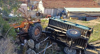 Burdur'da otomobille çarpışan traktör devrildi: 3 yaralı