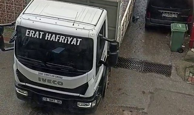 Bursa'da bir kamyon sokak arasındaki araca ağır zarar verip kaçtı