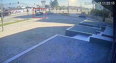 Bursa'da kırmızı ışık ihlali kazayı böyle getirdi : 2 kadın yaralı