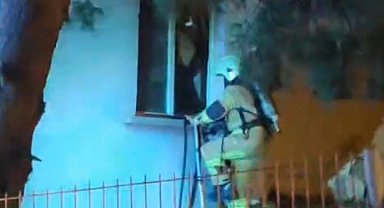 Bursa'da korkutan yangın: İtfaiye ekipleri camı kırıp içeri girdi