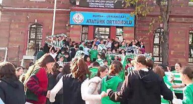 Bursa'da öğrenciler Bursaspor kıyafetleriyle okula geldi