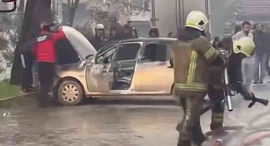 Bursa'da park halindeki midibüste çıkan yangın otomobile sıçradı