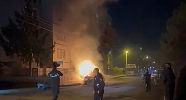 Bursa'da seyir halindeki otomobil alev aldı