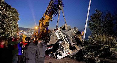 Bursa'da vinçten düşen iş makinesi paniğe neden oldu