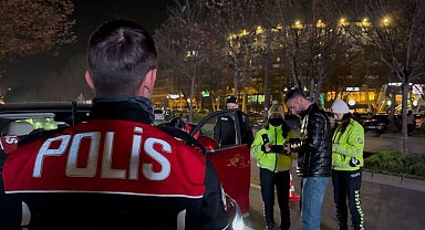 Bursa'da yılbaşı öncesi polis uygulamasında çok sayıda şüpheli yakalandı