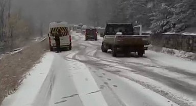 Bursa'da yoğun kar yolları kapattı