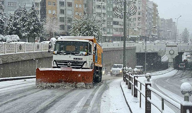 Büyükşehir Belediyesi tuzlama ve kar küreme çalışması yürütüyor