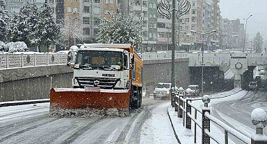 Büyükşehir Belediyesi tuzlama ve kar küreme çalışması yürütüyor