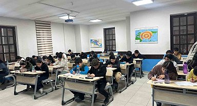 Büyükşehir Eğitim Merkezlerinde yapılan deneme sınavına bin 350 öğrenci katıldı