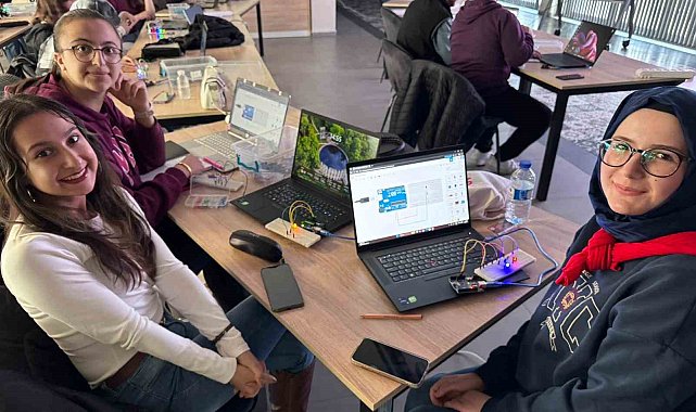 Büyükşehir'in Bilişim Akademisi'nden öğretmen adaylarına robotik kodlama eğitimi