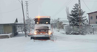 Büyükşehirden karla mücadele: 61 mahalle yolu ulaşıma açıldı