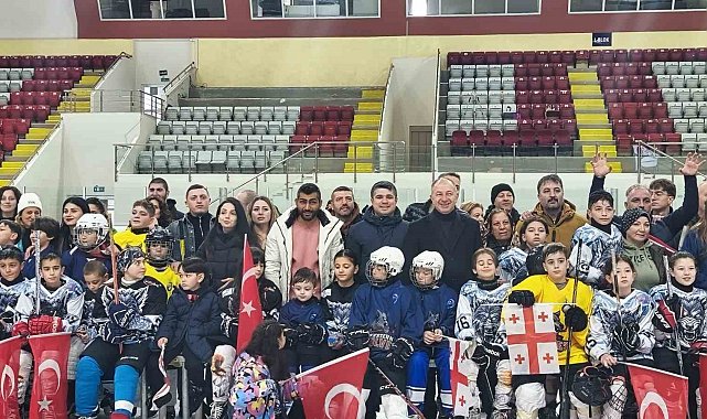 Buzda dostluk rüzgarı esti