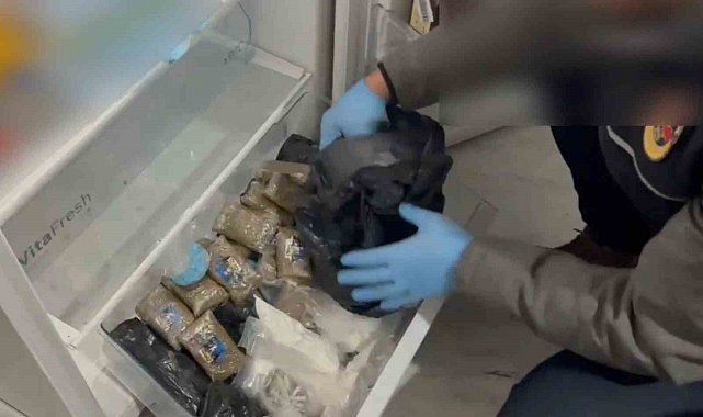 Buzdolabından esrar ve kokain gardıroptan tabanca ve para çıktı