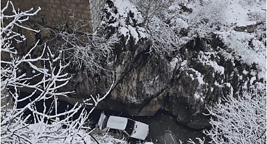 Buzlanma kaza getirdi, dereye uçan otomobildeki 3 kişi yaralandı