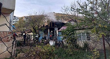 Çakmağı doldururken hem kendini hem de evi yaktı