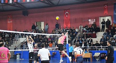 Çal'da düzenlenen voleybol turnuvasında final maçları heyecanı zirveye taşıdı