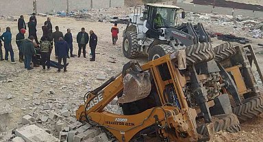 Çalışma sırasında yol çöktü, devrilen kepçenin operatörü yaralandı