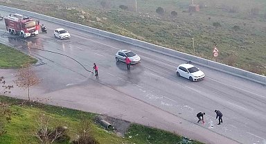 Cam paleti yüklü kamyonetten düşen cam parçaları trafiği durdurdu