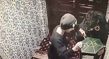 Camideki bağış kutusunu açamayan acemi hırsızlık şüphelileri kamerada